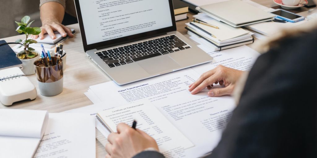 İtalyan tercümanı, belgelerle çevrimiçi çalışıyor.